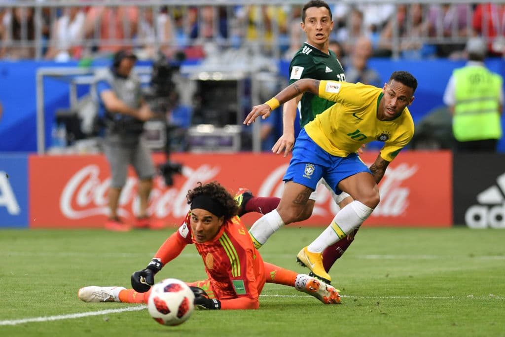 Sin embargo, una derrota con Suecia 3-0 lo relegó al segundo lugar, al que se accedió gracias a la derrota de Alemania contra Corea del Sur. En octavos, el 'Tri cayó' 2-0 contra Brasil eliminado.