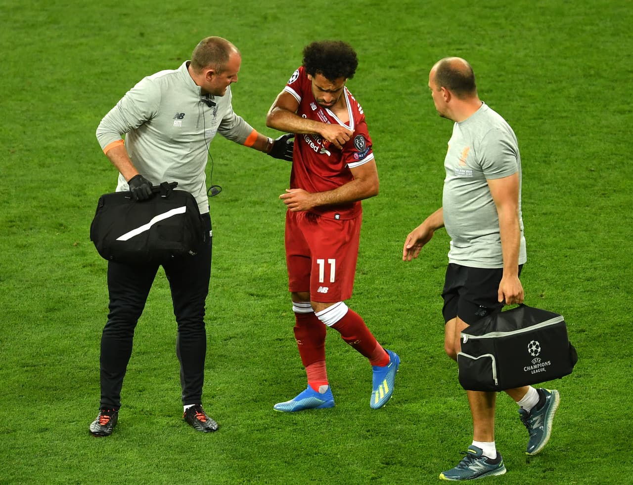 Salah pudo levantarse e intentó seguir jugando. Salió a la raya, entró y a la siguiente jugada quedó otra vez en el piso.