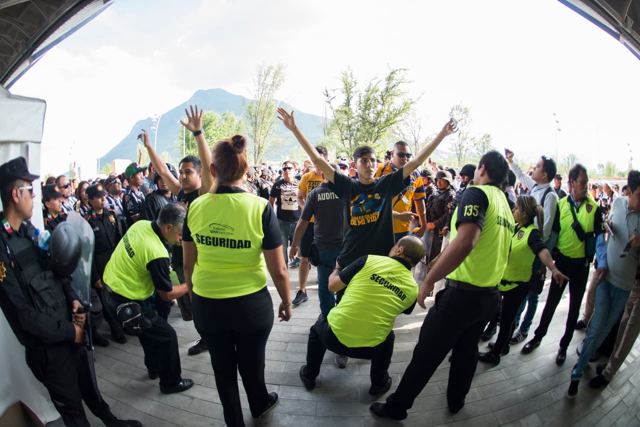 Las aficiones del Monterrey y de Tigres vivieron su propio partido en las tribunas y a las afueras del estadio. Estas son las mejores imágenes.