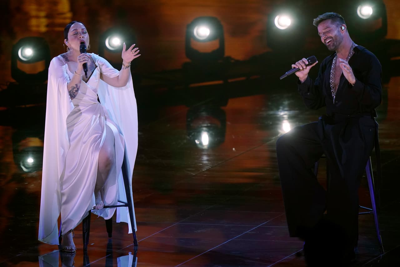 Estrellas como Natalia Lafourcade se llevo el mejor albúm, Residente recibió el premio a la canción del año y Alejandro Sanz fue el ganador de la grabación del año. Estos fueron los premios mas destacados de la noche.