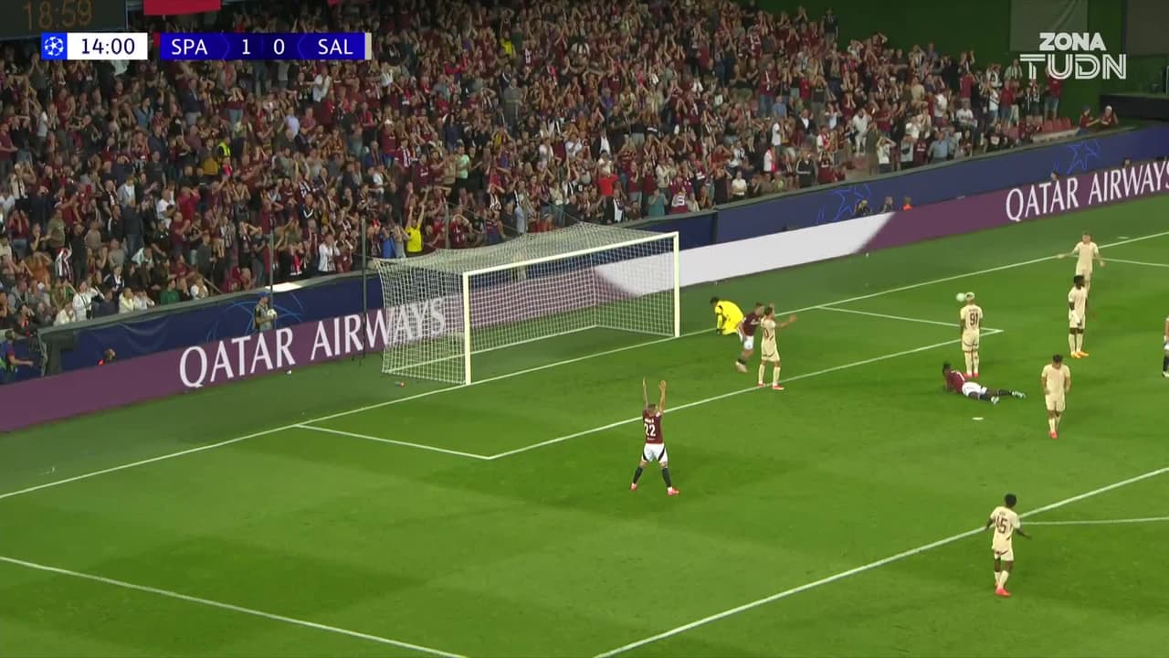 ¡Tremenda falla de Victor Olatunki, del Sparta!