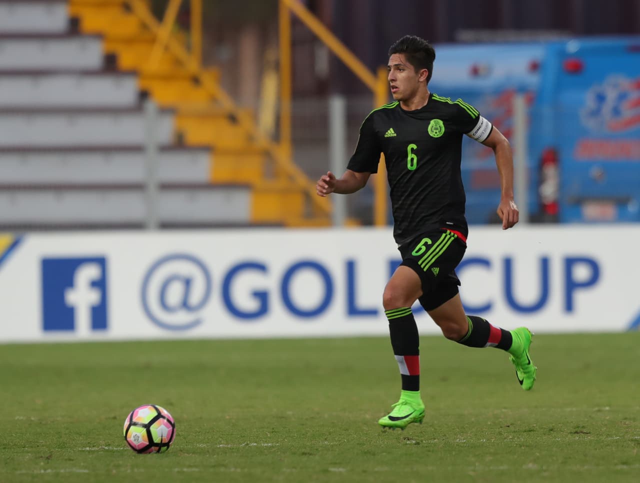 En este partido estaba en juego solo el liderato del grupo, pues ambos llegaron a esta jornada clasificados a la siguiente ronda del torneo clasificatorio al Mundial de Corea del Sur 2017.