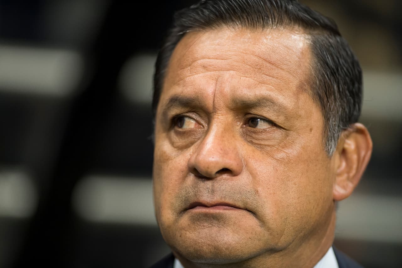 Pompilio Páez, asistente de Juan Carlos Osorio, al frente del equipo en el campo.