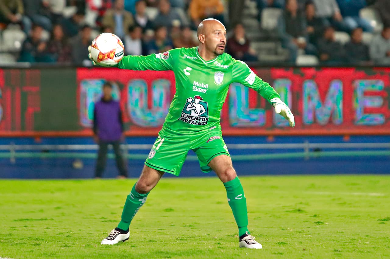 Cuando el Tigres estuvo cerca de marcar el tercer gol, en un mano a mano el Conejo Pérez le cerró la puerta a Enner Valencia y no pudo anotar el ecuatoriano por la maniobra del veterano.