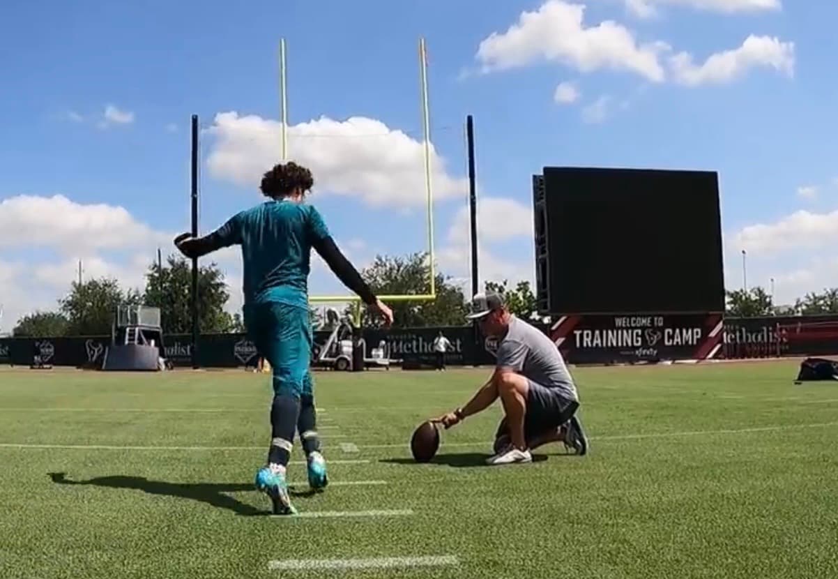 ¿Del América a la NFL? Ochoa sorprende como pateador a los Texans