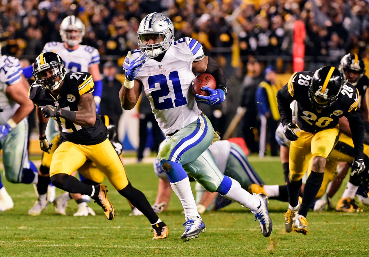 <b>Ezekiel Elliot – RB, Dallas Cowboys</b>
<br>Zeke está convertido en un auténtico fenómeno que cada vez mejora su estilo de juego y no deja de sorprender por su combinación de potencia, velocidad, aceleración y constancia. Elliott acarreó 21 veces el balón para sumar 114 yardas – rebasando las mil en la temporada – y logró dos touchdowns terrestres, el último en una jugada impresionante de 32 yardas que le dio el triunfo a Dallas con 9 segundos en el reloj. Por si fuera poco, también tuvo una espectacular escapada en una recepción que llevó 83 yardas hasta la zona de anotación. Este increíble corredor no solo puede ganar el premio al Novato del Año sino puede pelar por el MVP de la NFL.