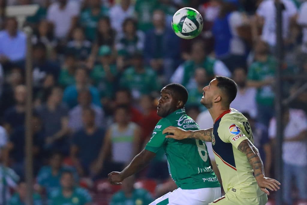 Joel Campbell (izq) del León en la disputa por al esférico con Víctor Aguilera del América en los primeros minutos del partido, muy intensos.