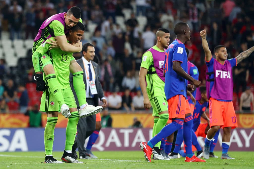 El arquero colombiano Kevin Mier (izquierda) celebra con sus compañeros el paso a Cuartos de Final, donde Colombia enfrentará el próximo viernes al ganador entre Ucrania y Panamá.