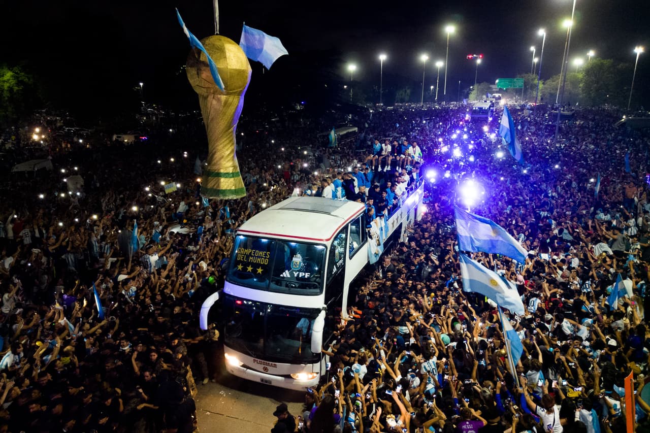 Festejos de la selección argentina en Buenos Aires tras ganar el Mundial Qatar 2022.