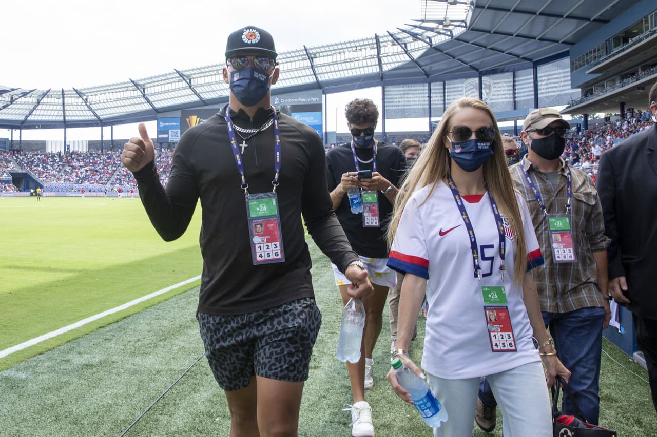 Estados Unidos se llevó el triunfo sobre Canadá y el primer lugar del Grupo B de la Copa Oro 2021 con Pat Mahomes en el estadio y los fanáticos que en todo momento apoyaron al equipo de Greg Berhalter.