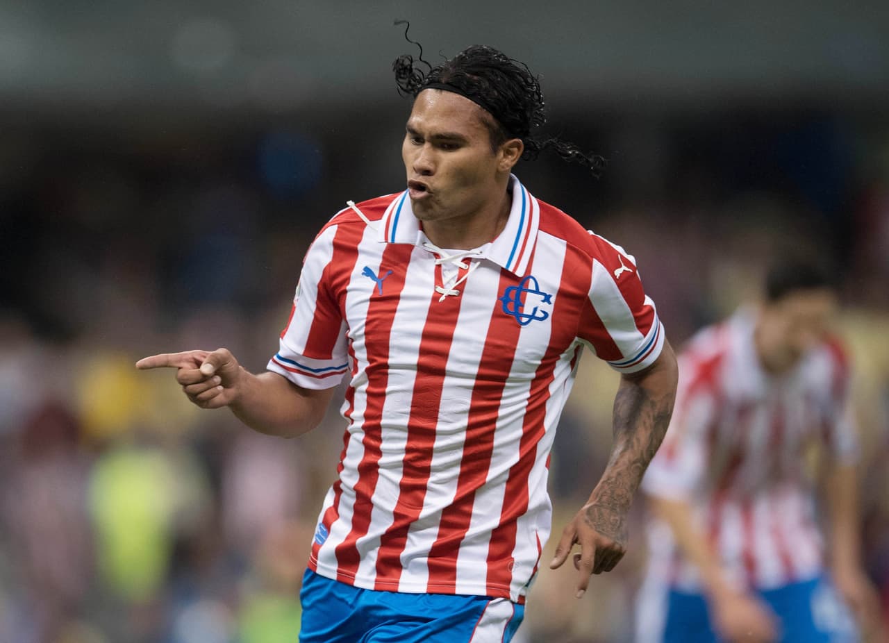 Tras buscarlo durante tres años, en 2015 las Chivas logran hacerse con la carta del mexicano por una cifra de 8 millones de dólares.