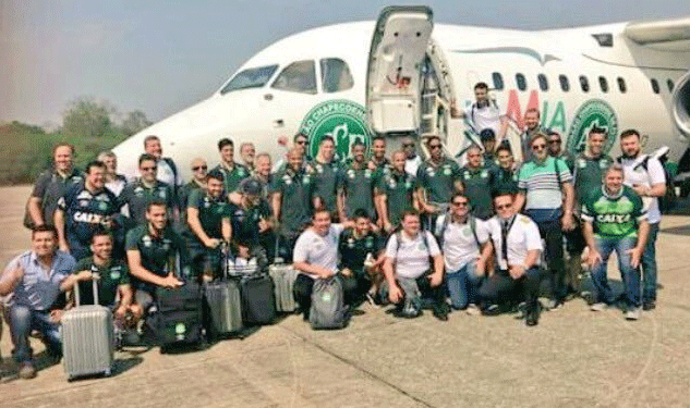 La imagen del equipo antes de abordar el avión que los llevaría a Colombia.
