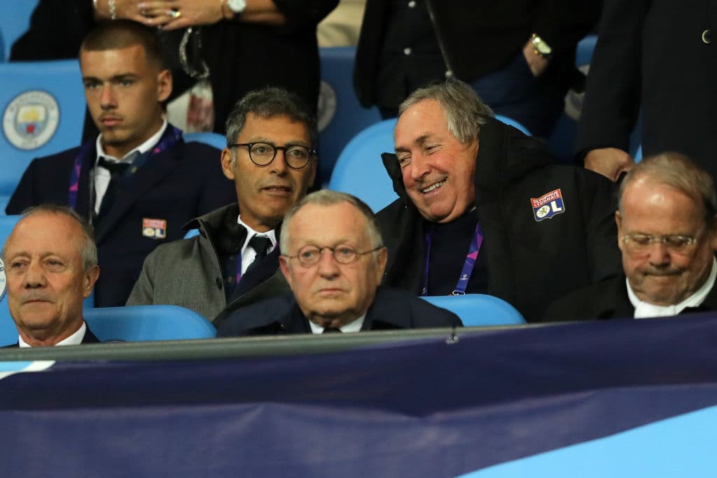 Pero también las personalidades acuden a ver los juegos. Con su chamarra del Olýmpique de Lyon el otrora entrenador del Liverpool Gerard Houllier sonríe en Etihad Stadium.