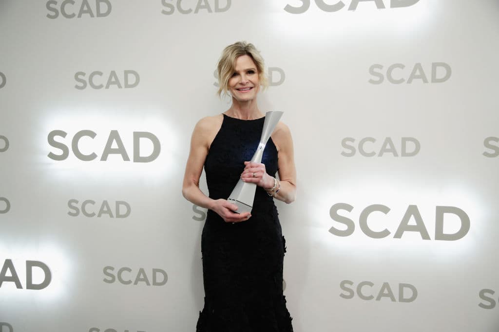 Domina a la perfección una técnica especial que da los mejores resultados: consiste en acercarse demasiado a los sospechosos para intimidarlos y hacerles confesar.
<br>