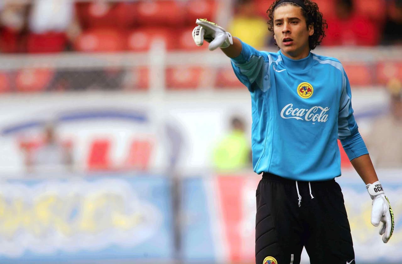 Ochoa arrancó con América el 15 de febrero de 2004, cuando con 19 años arrancó con voladas y atajadas la atención de propios y extraños.