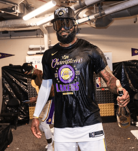 James lideró la NBA en asistencias, por primera vez en su carrera, antes de ganar el campeonato de la NBA y su cuarto premio MVP de las Finales, a los 35 años.