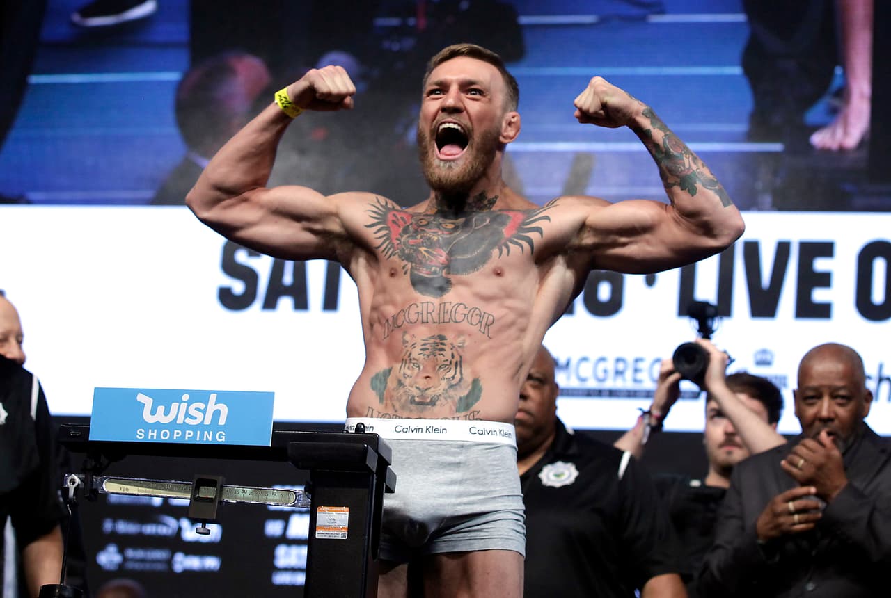<b>Puesto 1. Conor McGregor (peleador de artes marciales mixtas)</b>
<br>
<br>Ganancias totales: 180 millones de dólares.
<br>
<br>Ganancias en el deporte: 22 millones de dólares.
<br>
<br>Ganancias en patrocinios: 158 millones de dólares.
<br>
<br>El luchador de la UFC alcanzó el primer puesto de este ranking luego de la venta de su participación mayoritaria en el destilador de whisky irlandés ‘Proper No. Twelve’. 
<br>