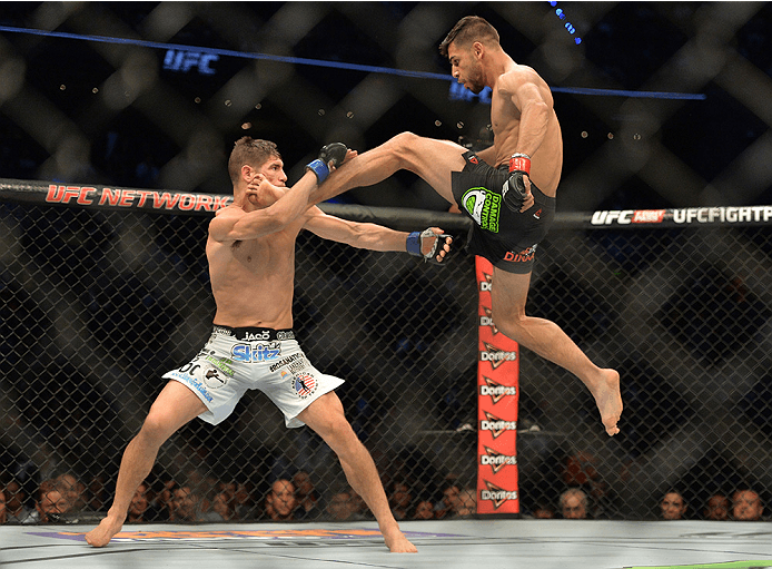 Yaír es cinta negra en taekwondo y las patadas son su técnica favorita de combate.