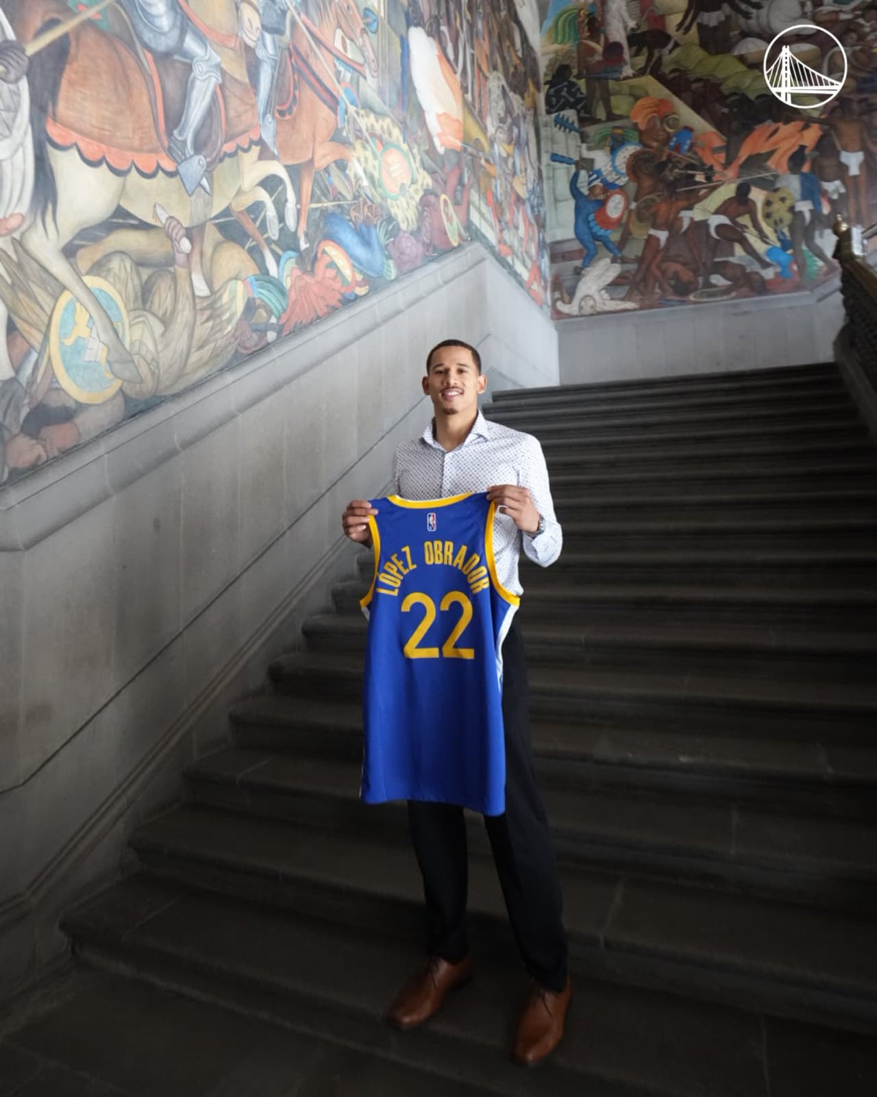 Y lo que pocos se esperaban es que ahora el presidente Andrés Manuel López Obrador cuenta con un jersey de los campeones Golden State Warriors personalizado con su apellido en la espalda y el número 22.