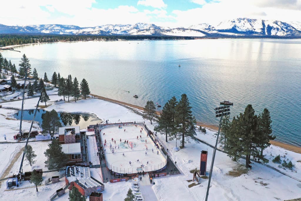 El duelo se llevó a cabo en el lago Tahoe, al aire libre y sin público. Ambos conjuntos son serios candidatos para levantar la Stanley Cup. “Es algo que tienes que ver para creer. Las fotos, por muy bonitas que sean, no representan lo que es de verdad. Es inspirador cuando sales y ves la montaña y el lago. Lo único que nos hace falta son los aficionados”, declaró DeBoer, entrenador de Vegas Golden Knights.