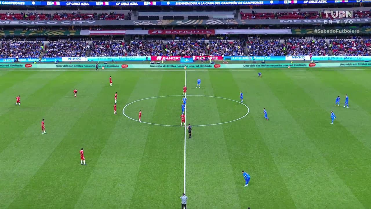 Arranca el partido y la pelota está en juego.