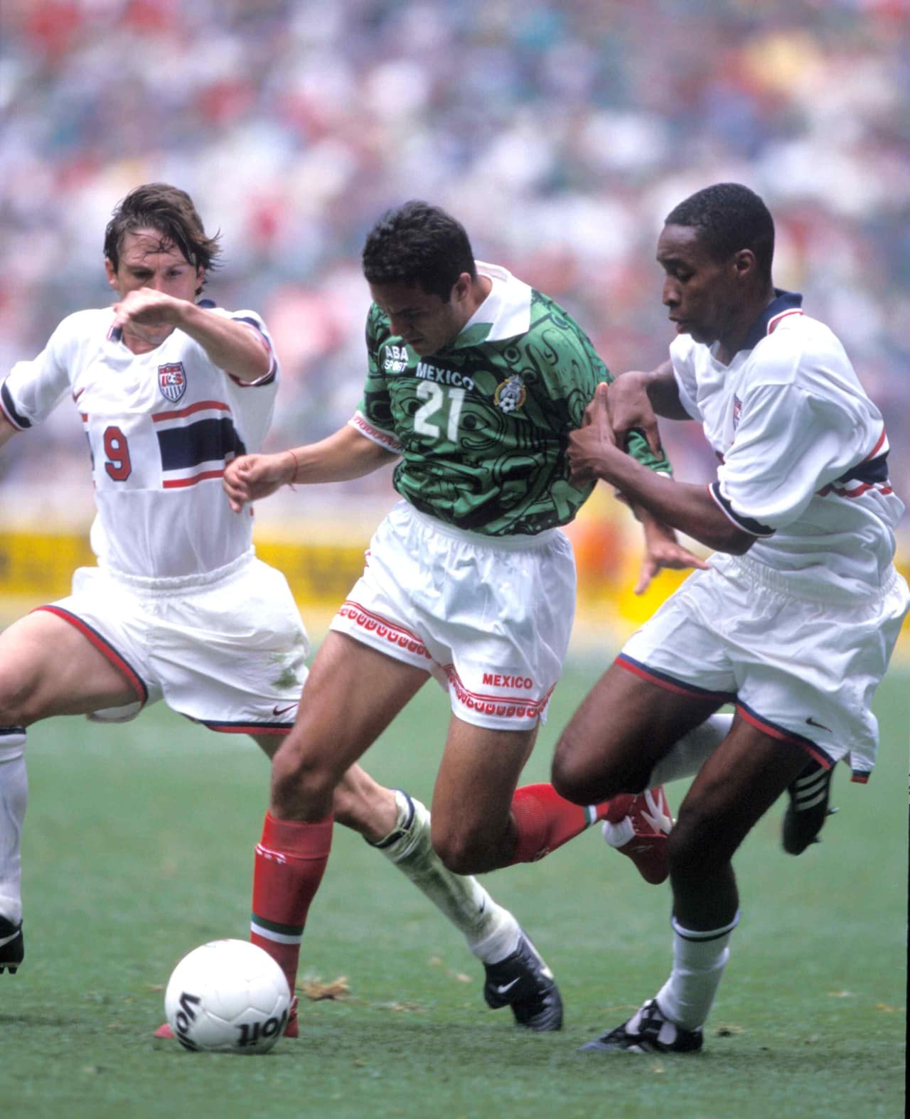 'El Cuauh' intentó jugar la pelota por tierra, aunque los estadounidenses eran buenos para las ayudas defensivas.