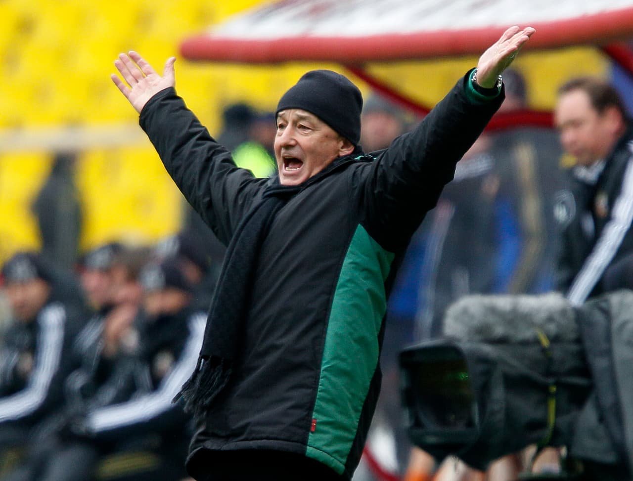 Otros entrenadores que se sentarán por primera vez un partido oficial al frente de sus selecciones:
<b>Igor Angelovski </b>(Macedonia),
<b>Vladimir Weiss</b> (Georgia),
<b>Michael Skibbe</b> (Grecia),
<b>Slavoljub Muslin</b> (Serbia) (en la foto),
<b>Age Hareide </b>(Dinamarca),
<b>Christakis Christoforou</b> (Chipre),
<b>Ljubisa Tumbakovic </b>(Montenegro),
<b>Elisha Levy </b>(Israel) y
<b>Hans Backe</b> (Finlandia)
<i> (Texto: EFE).</i>