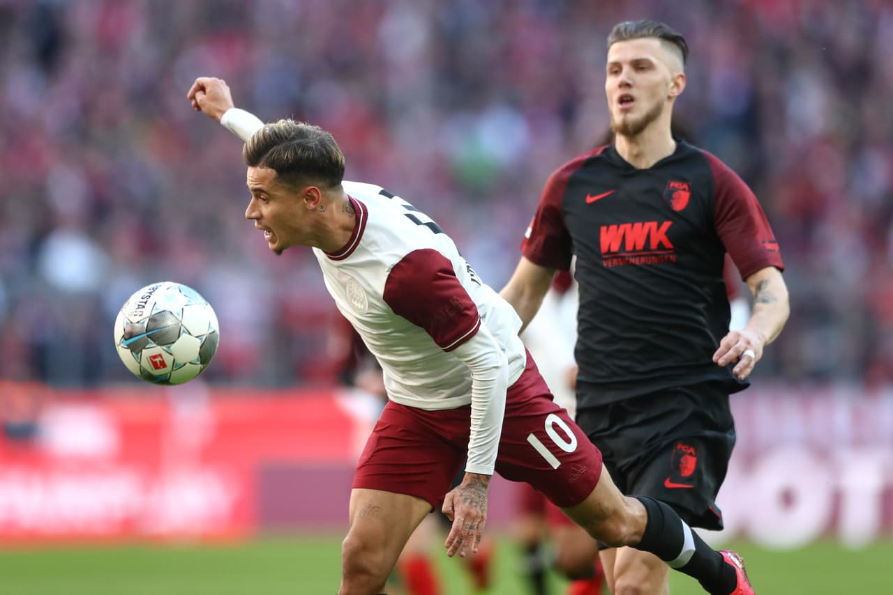 Philippe Coutinho entró como titular y trata de llevar la ventaja ante Jeffrey Gouweleeuw del Augsburg.