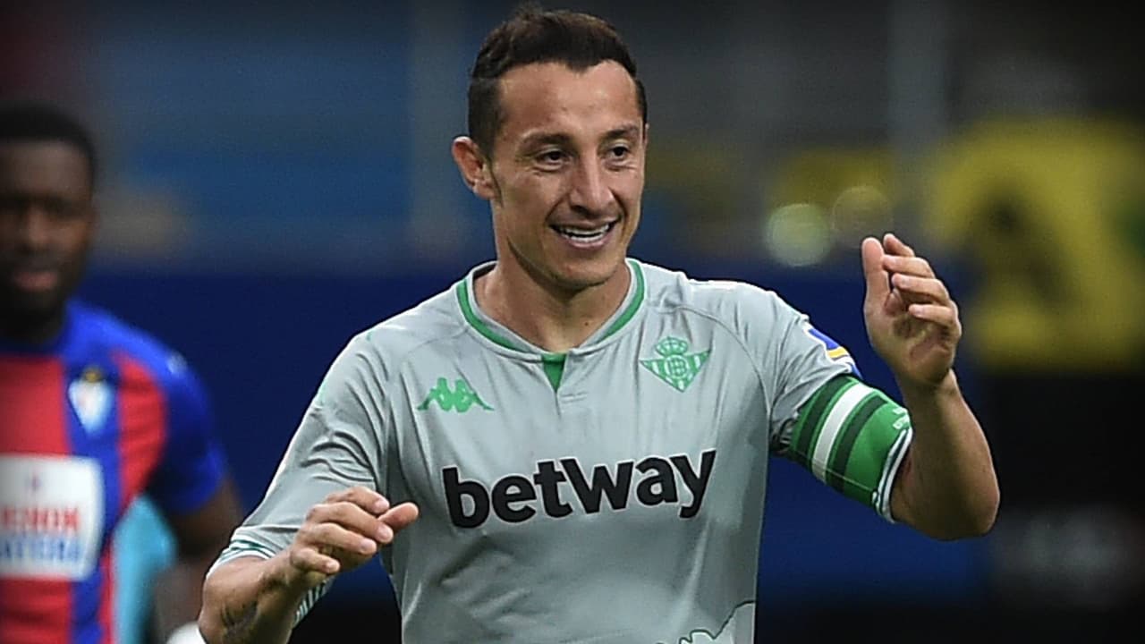 Andrés Guardado firma renovación con el Real Betis