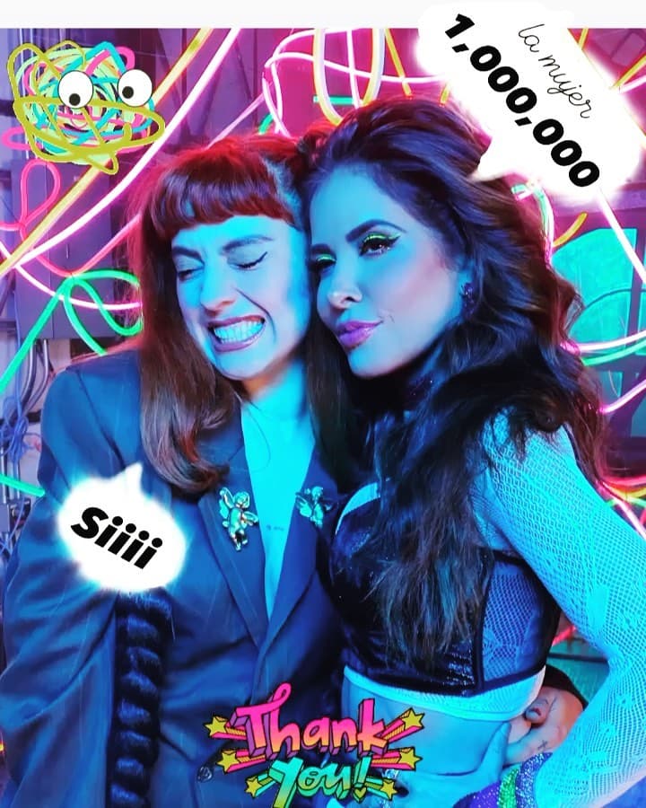 Para este álbum, Mon Laferte también incluye colaboraciones con Alejandro Fernández y la Arrolladora Banda Limón.