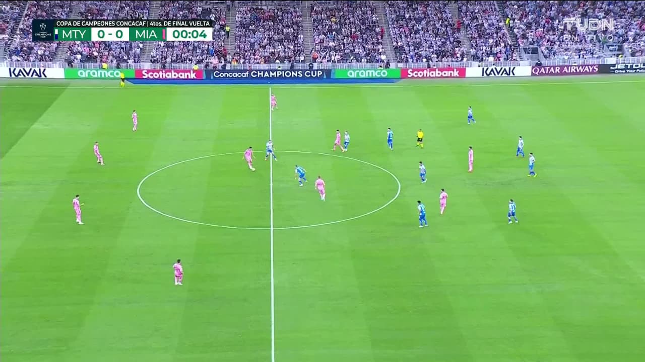 Arranca el partido y la pelota está en juego.