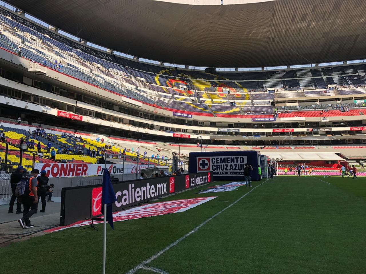 El estadio Azteca comienza a pintarse de azul para el juego entre la máquina y los tuzos.