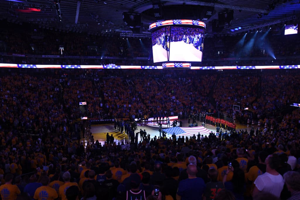 La Oracle Arena se alistaba para recibir a sus Warriors en el Juego 3 de la Final de la Conferencia del Oeste, que llegaba empatada 1-1 después de los dos primeros encuentros en Houston.