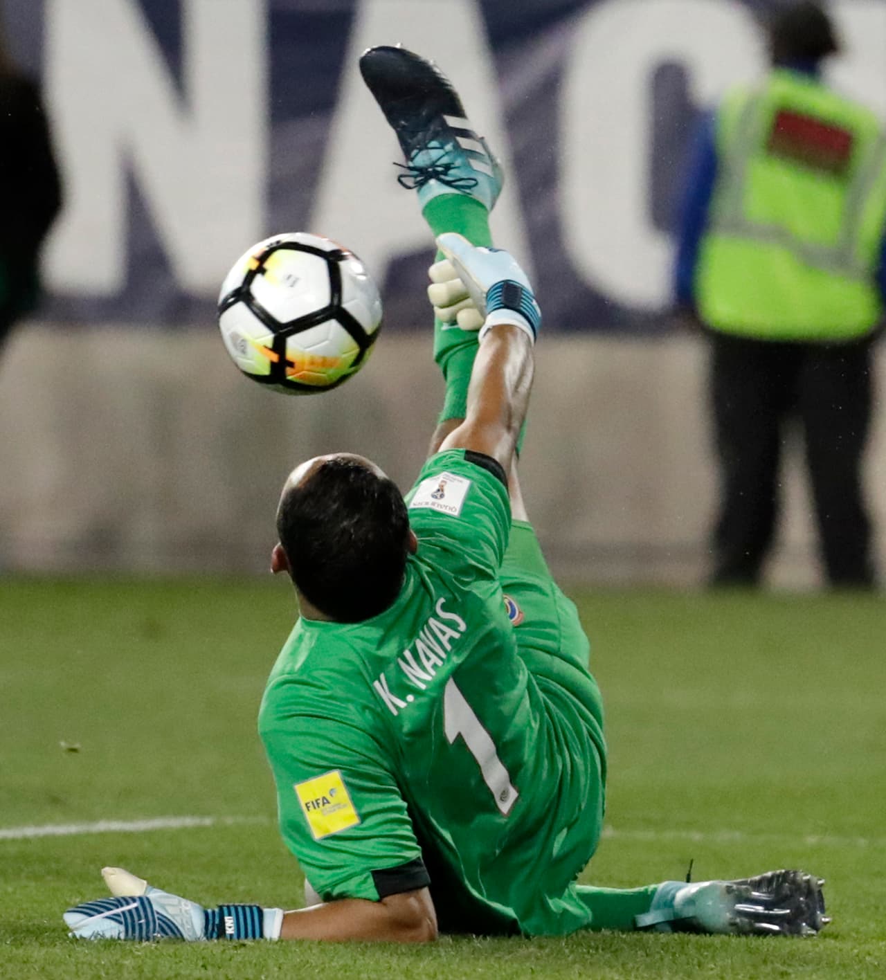 Quizás, la más complicada, fue esta tras un remate de Pulisic. Tocó en un defensor y el portero del Real Madrid, entre su brazo y pierna, logró evitar el gol de los locales, que hubiese sido el 1-1 parcial.