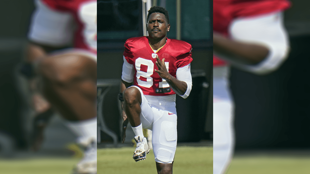 Lo que parecía imposible ahora es más real que nunca, Antonio Brown está de regreso y comparte el emparrillado con un viejo compañero, Tom Brady.