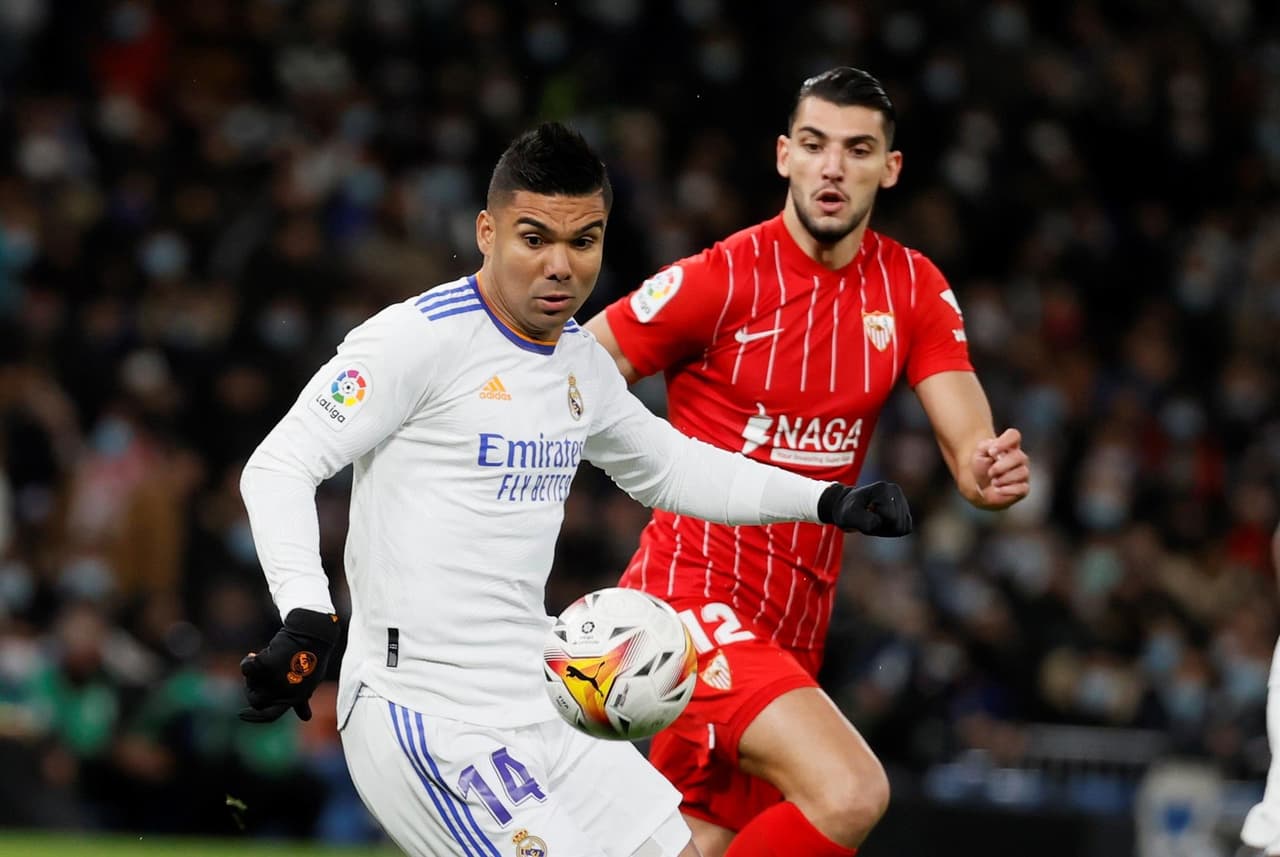 Real Madrid derrota al Sevilla 2-1 con anotaciones de Karim Benzema y Vinicius Jr durante la J15 en La Liga. El único tanto por parte del equipo visitante fue de Rafa Mir al inicio del encuentro. El equipo merengue es líder de la tabla.