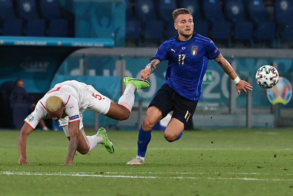 Italia golea a Suiza 3-0 y asegura ya su pase a octavos de final de la Euro 2020. Locatelli propinó un doblete, mientras que Immobile aportó un gol para su victoria. La escuadra 'Azurra' no ha recibido goles desde el 14 de octubre del 2020.