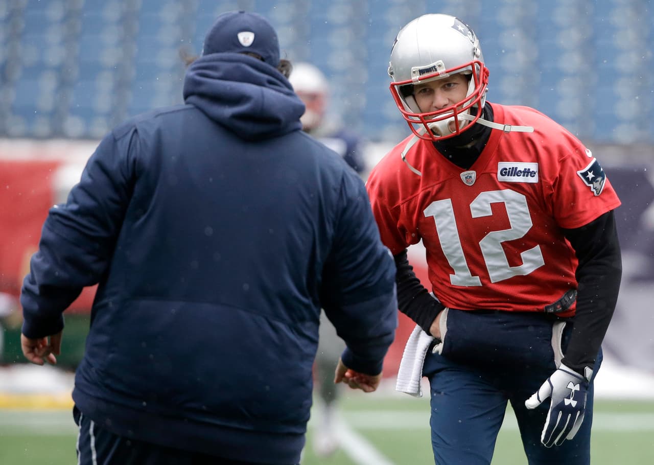 Tom Brady, limitado en la práctica por molestia en la mano
