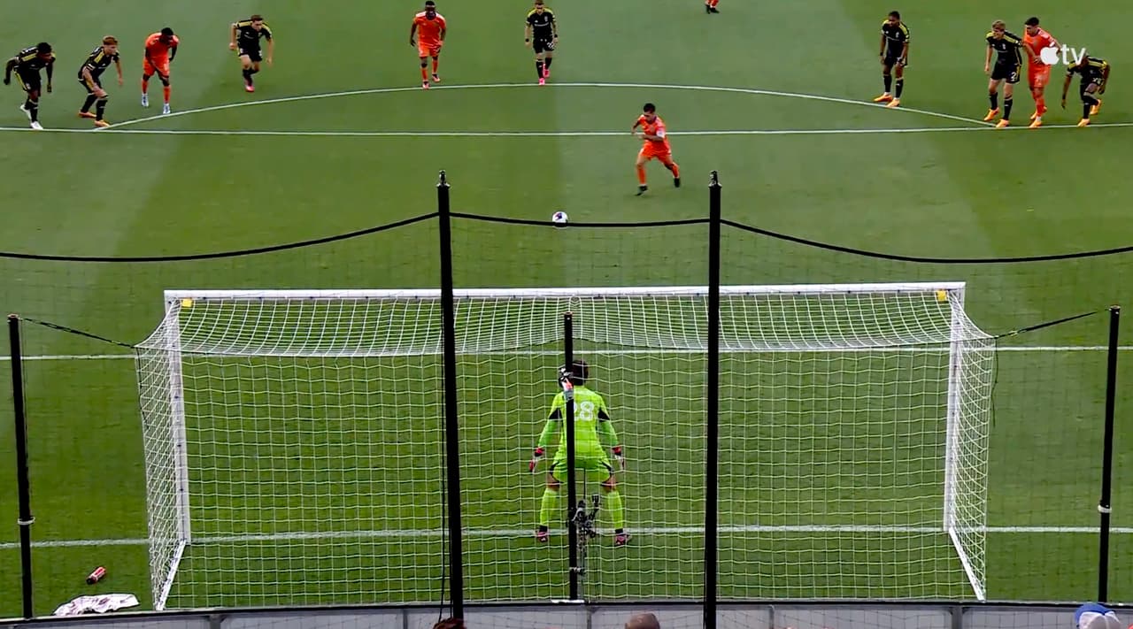 ¡Sin piedad y doblete! Luciano Acosta sella el segundo desde el manchón penal