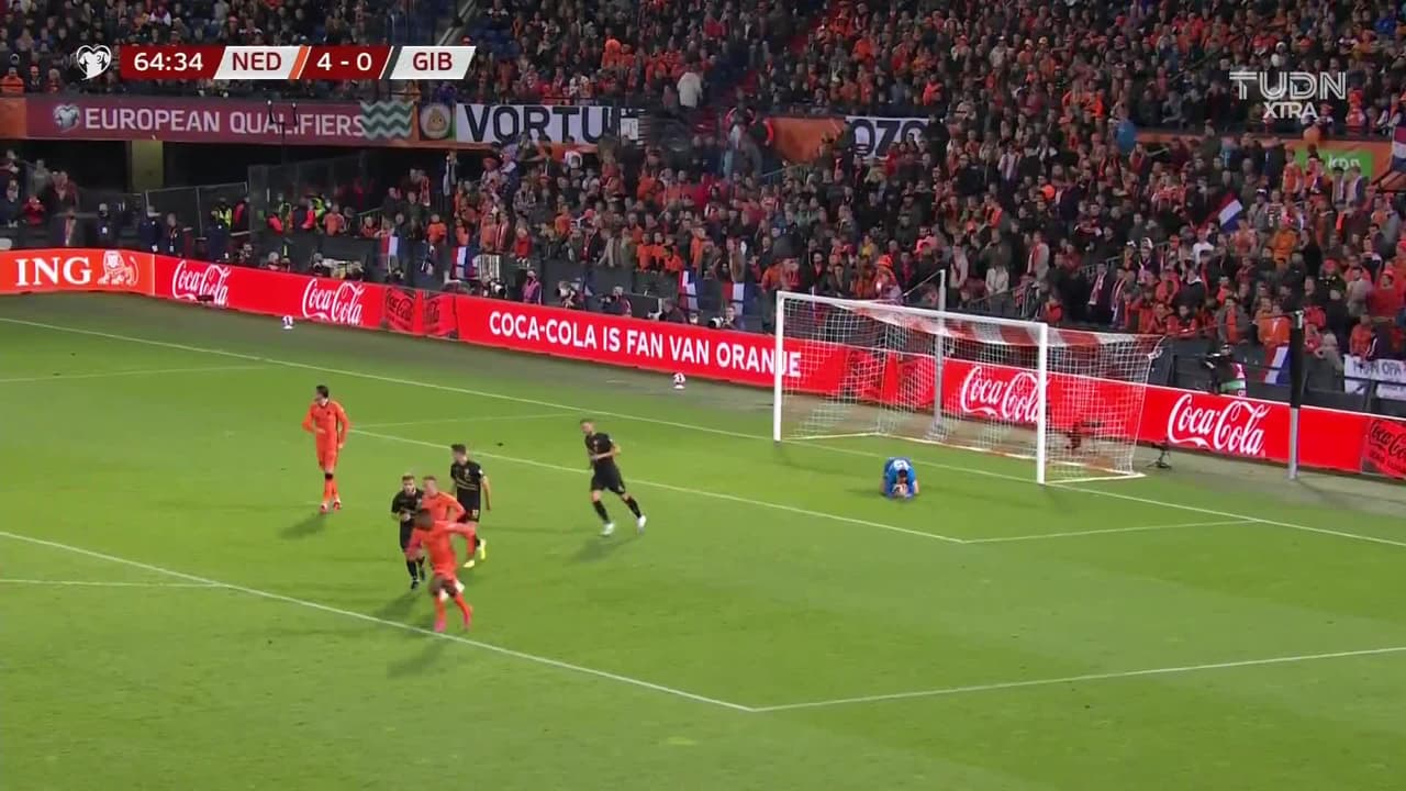 ¡TIRO ATAJADO! disparo por Memphis Depay.