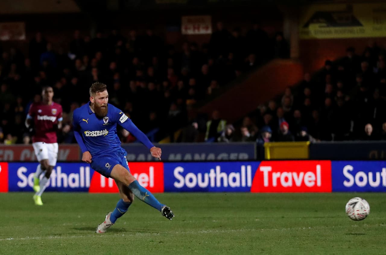 Scott Wagstaff al minuto 41' definió con un buen remate para el 2-0 a favor de los locales.