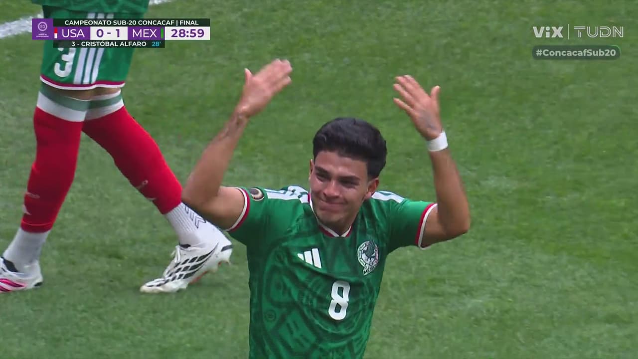 ¡Gool de México! Cristóbal Alfaro remata de cabeza para el 0-1