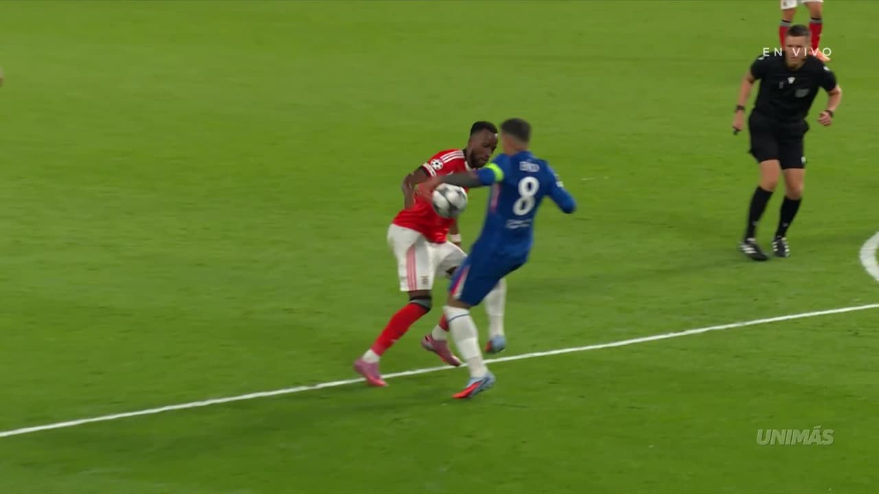 ¡Polémica! Benfica pedía penal por mano de Enzo Fernández en el área
