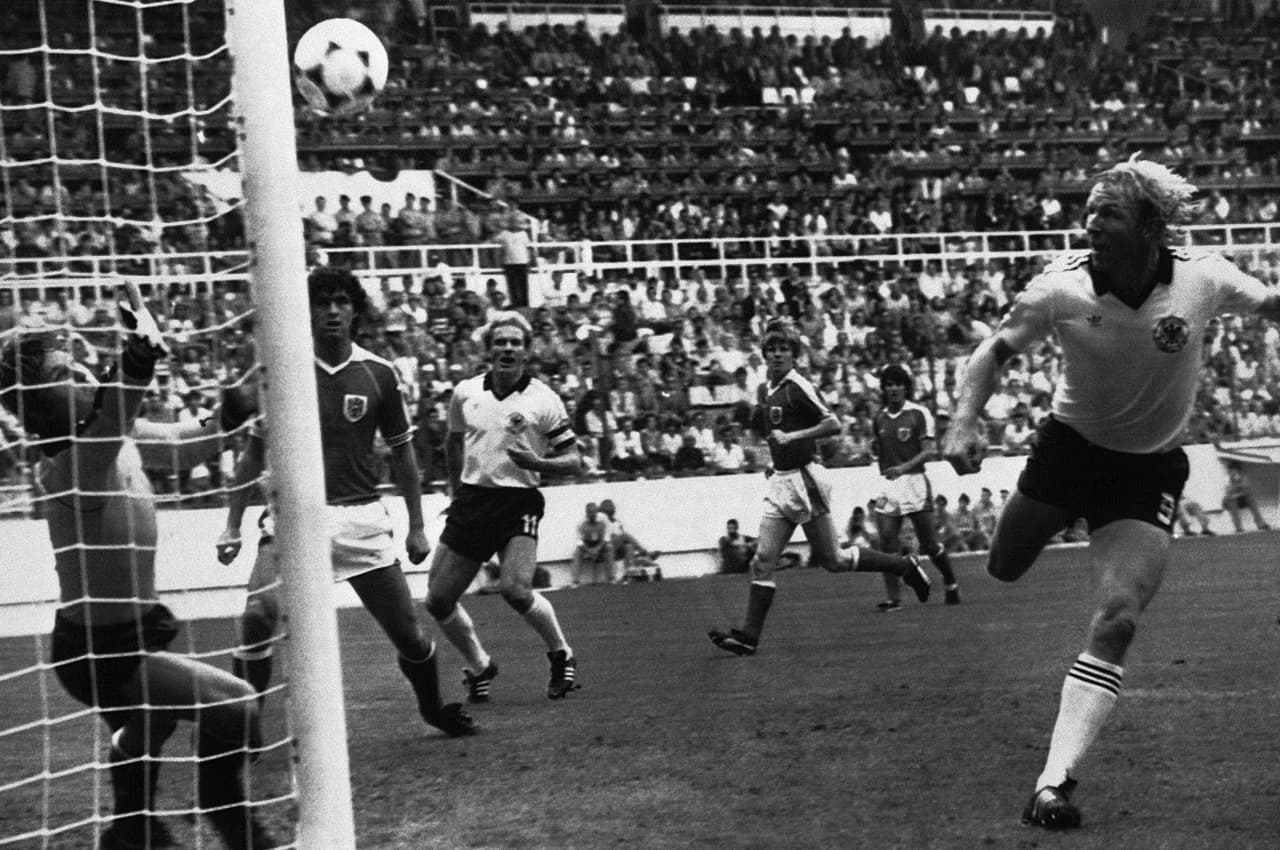 El empate entre Alemania y Austria eliminaba a Argelia y por eso ambas selecciones europeas decidieron dedicarse a dejar pasar los minutos intencionalmente para dejar ese resultado así, en lo que fue duramente juzgado por los fanáticos a nivel mundial.