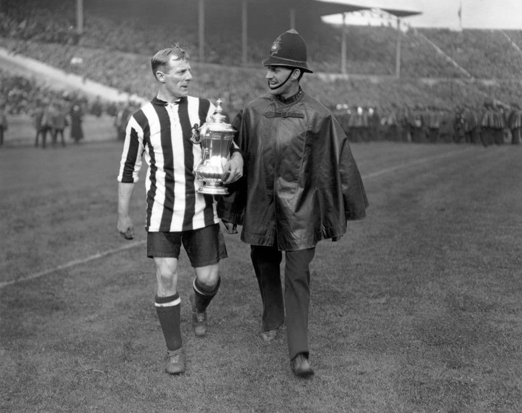 Equipos como el Aston Villa comenzaron a invertir en su equipo de futbol para ganar títulos.