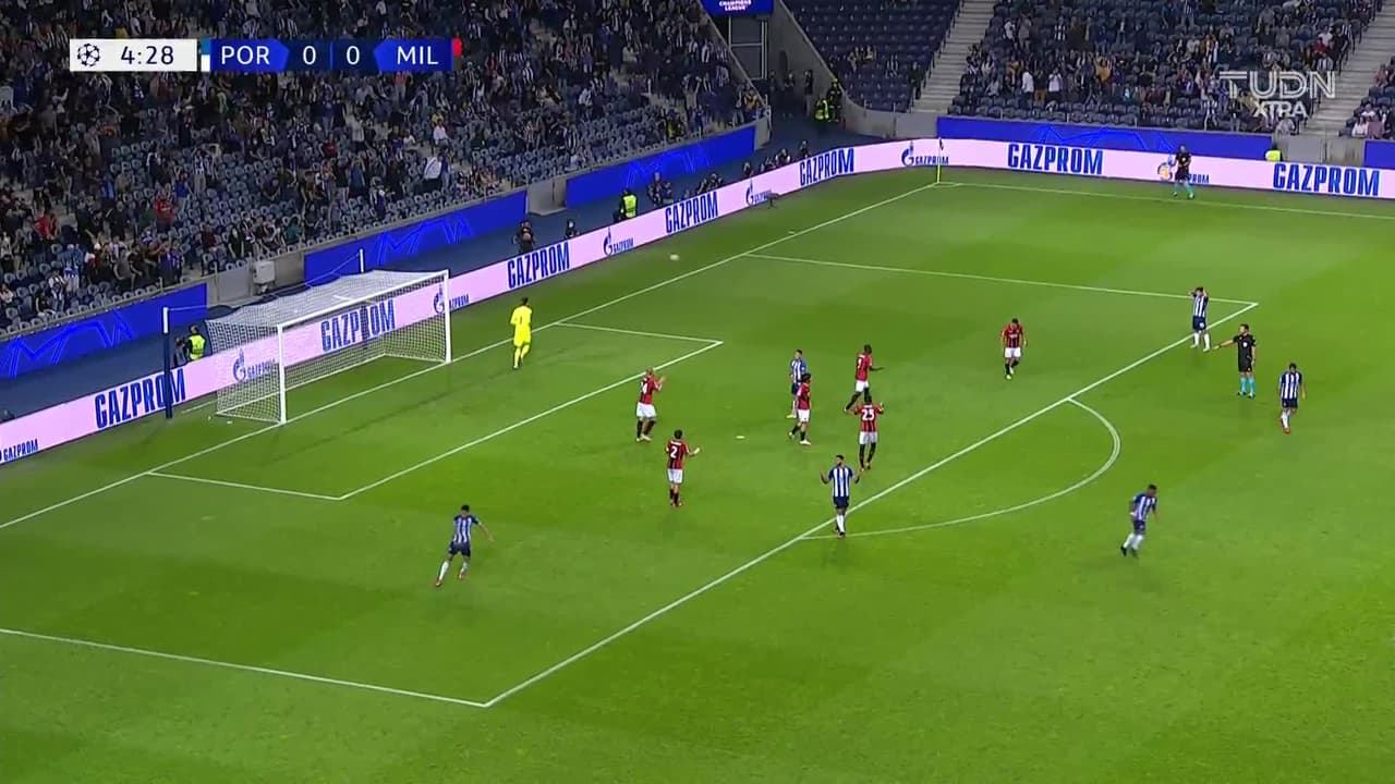 ¡CERCA! Luis Díaz disparó que se estrella en el poste.