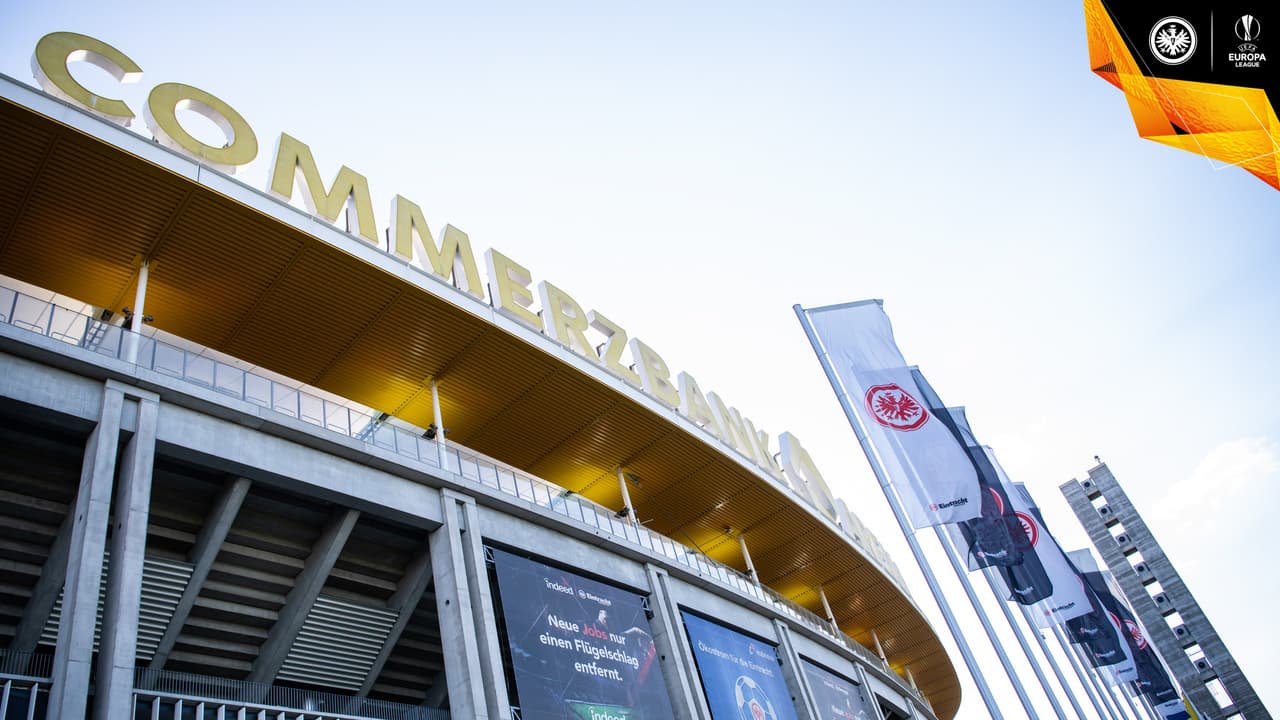 Frankfurt se tiñó de negro y banco para esta previa de la Semifinal de UEFA Europa League entre el Eintracht y el Chelsea. Banderas, playeras, banderas y la ya famosa Attila, mascota del club, se hicieron presentes para montar un ambiente espectacular.