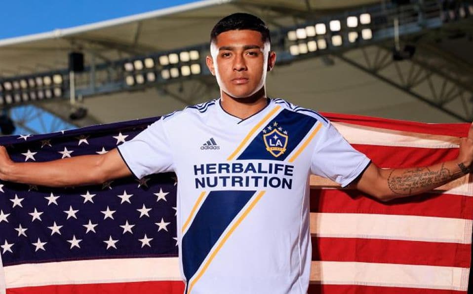 Julián Araujo | 18 años