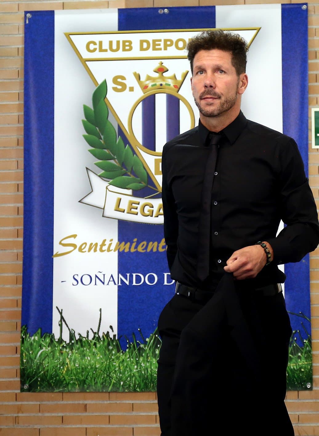 Diego Pablo Simeone listo para dirigir a su escuadra.