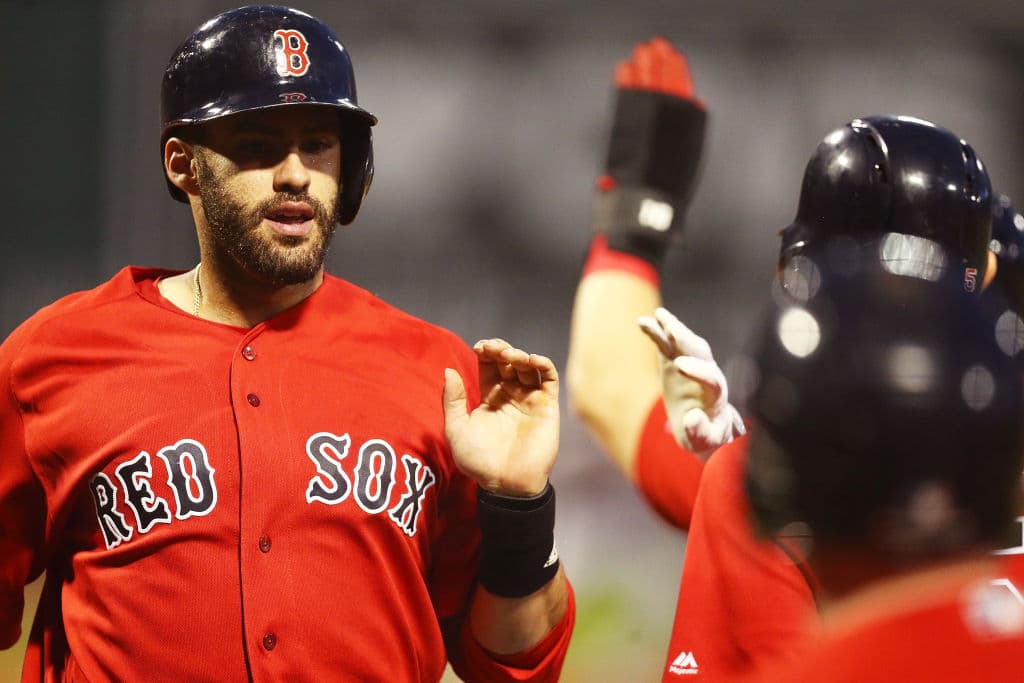 2) En casa es una fiera. Su promedio de bateo en Fenway Park es de .348, 22 de sus 47 vuelacercas han sido en casay y ha empujado 64 de las 115 carreras como local.